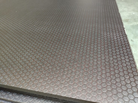 Foto 3 van Berken betonplex Anti slip Hexa 153x305cm